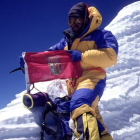 El himalayista Juan Oiarzabal fotografiado por un compañero de expedición en la cima del Annapurna (8.091 metros de altitud), en el macizo del Himalaya (Nepal). Al ascender esta montaña, Oiarzabal se convirtió en el sexto hombre que ha conseguido pisar las catorce cimas de más de ocho mil metros que hay en la Tierra, después del italiano Reinhold Messner, los  polacos Jerzy  Kukuczka y Kristoff Wielicki, el suizo Erhard Lorethan y el mexicano Carlos Carsolio. JUAN VALLEJO