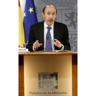 Rubalcaba, tras el Consejo de Ministros.