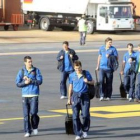 El goleador barcelonista Pedrito se dispone a embarcar en el avión que devolvió al equipo catalán a