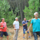 Vecinos de Sancedo recorrían esta semana los pinares de la localidad para protegerlos del fuego.