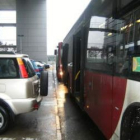 Los coches obstaculizan el acceso de los discapacitados.