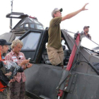 El equipo observa el cielo en la zona de tornados.