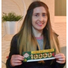 Rosalía Reviriego posando con el cheque de Conrado. DL