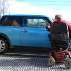 Un vehículo aparcado en un paso de peatones impide cruzar a una persona que va en silla de ruedas