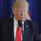 Trump hace una pausa durante sus declaraciones tras los incidentes de Charlottesville, en Bedminster (Nueva Jersey), el 12 de agosto.