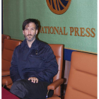 El fotoperiodista catalán Ricardo García Vilanova, galardonado en Japón con el segundo premio "Mika Yamamoto International Journalist", por su labor fotoperiodística en Siria, posa tras una rueda de prensa ofrecida hoy en el Club nipón de Prensa