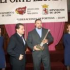 El lanzador Manolo Martínez recibe el galardón en una de las ediciones