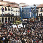 El gentío abarrota las calles al paso de las principales procesiones.