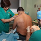 Los especialistas de la unidad del dolor del Hospital de León administran tratamiento a uno de los pacientes leoneses.