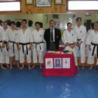 Manuel Ortega junto a los nuevos cinturones negro y primer dan.