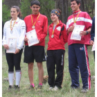 Marina García, segunda por la derecha, posa con su medalla.