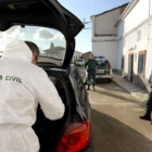 Agentes de la Guardia Civil en las inmediaciones de la casa donde murió la mujer de Jaén.