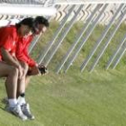 Kun Agüero (i) y Maxi durante el entrenamiento del equipo ayer en el Cerro del Espino de Majadahonda