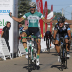 Jesús Rubio grita de alegría tras cruzar la meta de Jiménez de Jamuz en primera posición. A su lado el segundo clasificado David Santillana.