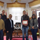 El alcalde y los concejales, junto al árbitro premiado. R. PRIETO