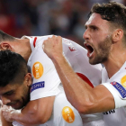Banega, Roque Mesa y Sergi Gómez celebran uno de los goles del Sevilla.
