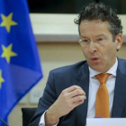 El presidente del Eurogrupo, Jeroen Dijsselbloem,  interviene ante la Comisón de Asuntos Económicos y Monetarios de la Eurocámara  en Bruselas.