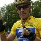Lance Armstrong muestra seis dedos por los Tours que lleva ganados