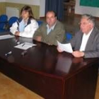 Aurora Marcos, Ramón Bodega y Juan Garzo durante la reunión de ayer