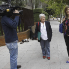 Mar Soriano, a la derecha, es hermana de la bebé supuestamente fallecida por una otitis.