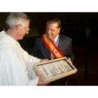 El prior del santuario recibe el boceto de Subirachs de manos del alcalde de León, Mario Amilivia