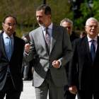 El Rey junto a Espinosa y el ministro Borrell, ayer, en Segovia. PABLO MARTÍN