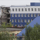 Vista general del cuartel tras derrumbarse anoche en la ciudad de Mosk, en el sur de Siberia (Rusia).