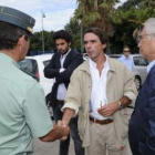 Aznar, acompañado de Imbroda, saluda a un guardia civil en la frontera de Melilla.