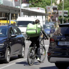 Un repartidor en bicicleta por una calle madrileña durante su trabajo diario.