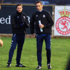 José Manuel Aira, a la izquierda, junto a su ayudante Óscar Sánchez durante la sesión de entrenamiento en el Área Deportiva. MARCIANO PÉREZ