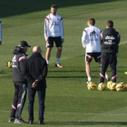 Carlo Ancelotti sigue el entrenamiento del Madrid acompañado por Arrigo Sacchi.