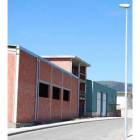 Las naves guardan provisionalmente maquinaria municipal