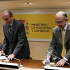 Miguel Sebastián y Cristóbal Montoro, en la última reunión sobre la subida de la luz.
