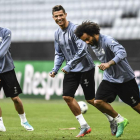 Kovacic, Cristiano Ronaldo y Marcelo, ayer en el entrenamiento del Madrid en Múnich. FILIP SINGER