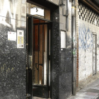 Portal en el que tuvieron lugar los hechos, en la calle Obispo Almarcha de León. J. CASARES