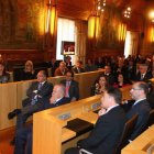 Representantes institucionales siguen los discursos en el salón de plenos de la Diputación.