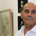 Miguel Escanciano junto a sus obras en una exposición. CUEVAS