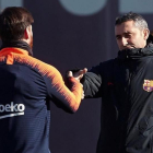 Messi y Valverde se saludan en el inicio del entrenamiento.