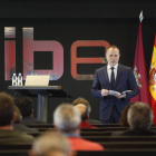 El director, Alberto Hernández, ayer ante los empresarios. JESÚS