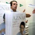 Aznar, durante la firma de su libro en una foto de archivo.