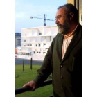 Rafael Santamaría, asomado a un balcón