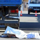 El cadáver de la ciclista, cubierto con una sábana, poco después del mortal accidente.