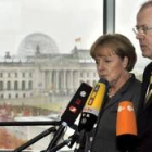 La canciller alemana, Angela Merkel, junto al ministro de Finanzas, Peer Steinbrueck