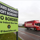 Un automóvil circula junto a un cartel que reclama que no haya frontera entre Irlanda e Irlanda del Norte.