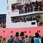 El barco de rescate de Médicos Sin Fronteras llega con 1004 inmigrantes a bordo al puerto de Salerno.