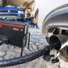 Un dispositivo mide los niveles de emisiones del motor diésel de un Volkswagen. PATRICK PLEUL