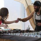 La bisutería es uno de los múltiples productos artesanales expuestos en el casco viejo.