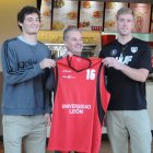 Hinnenkamp y Wilson junto a Domínguez con la camiseta del ULE Fundación. JAVIER SUÁREZ-QUIÑONES