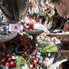 Ofrendas florales en la Rambla de Barcelona, un día después del atentado.