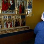 Una monja contempla una de las piezas de «Inmaculada»